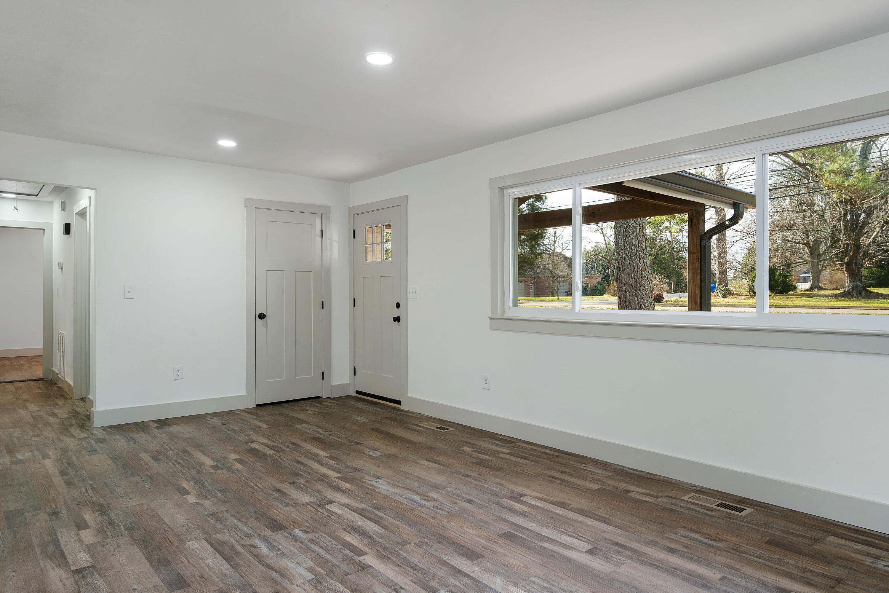 834 Julian Road Chattanooga, TN 37421 - Photo 7 of 31 02. Living Room