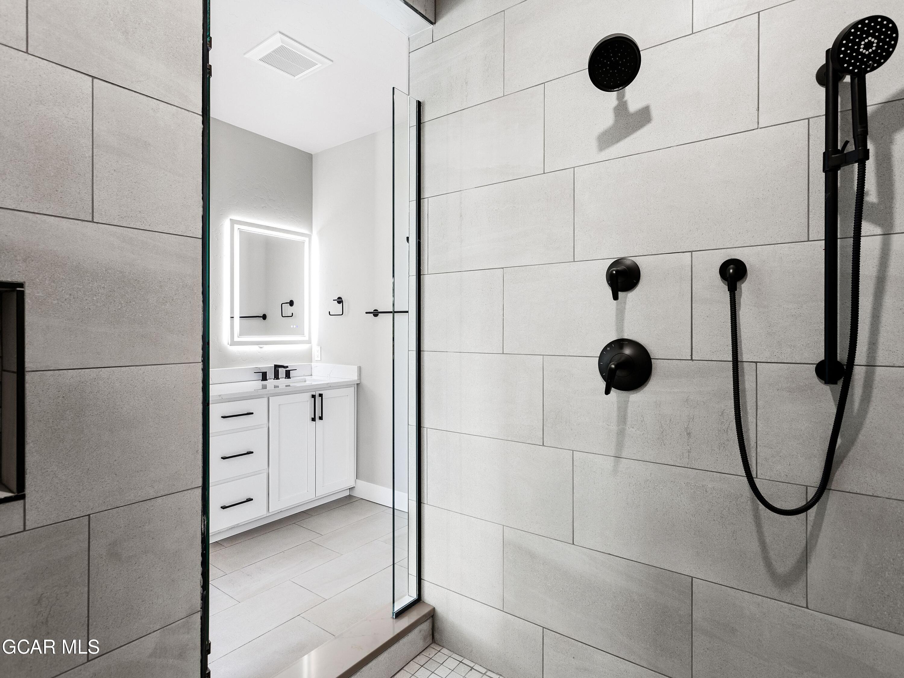 40 Ski Idlewild Road Winter Park, CO 80482 - Photo 20 of 56 Primary Bedroom Ensuite