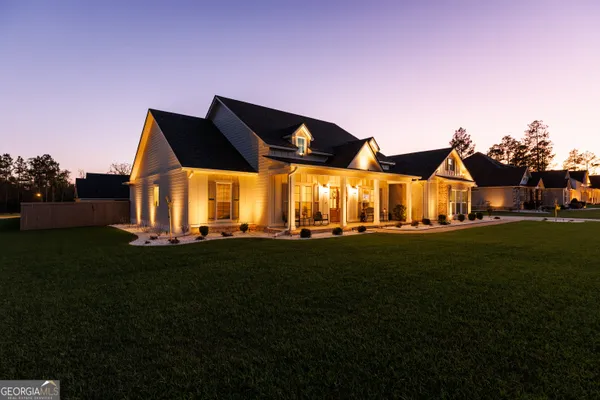 a view of house with garden