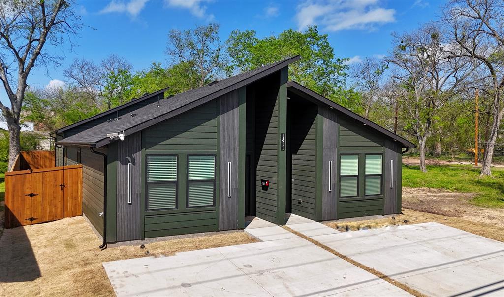 1811 Washington Street Commerce, TX 75428 - Photo 3 of 36 a backyard of a house with lots of green space
