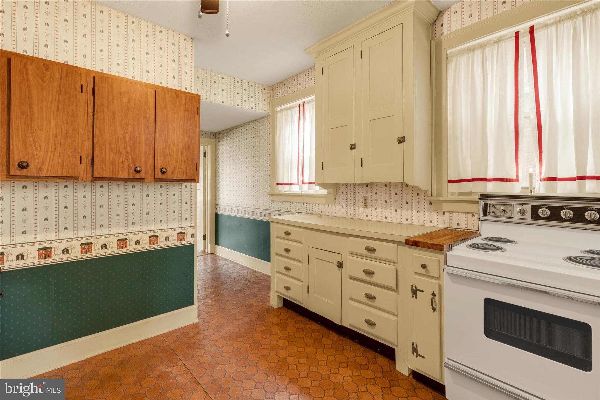 42 Market Square Manheim, PA 17545 - Photo 13 of 39 1st Floor Kitchen