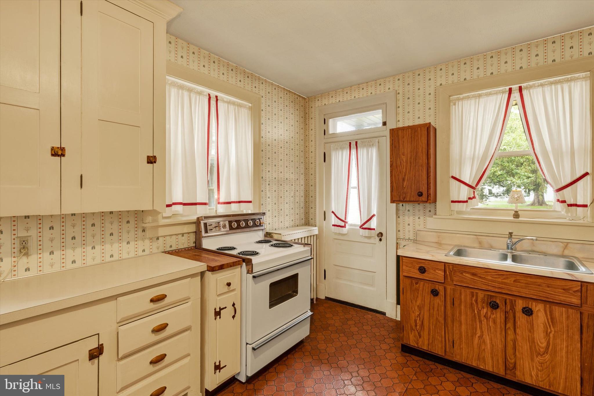 42 Market Square Manheim, PA 17545 - Photo 16 of 39 1st Floor Kitchen