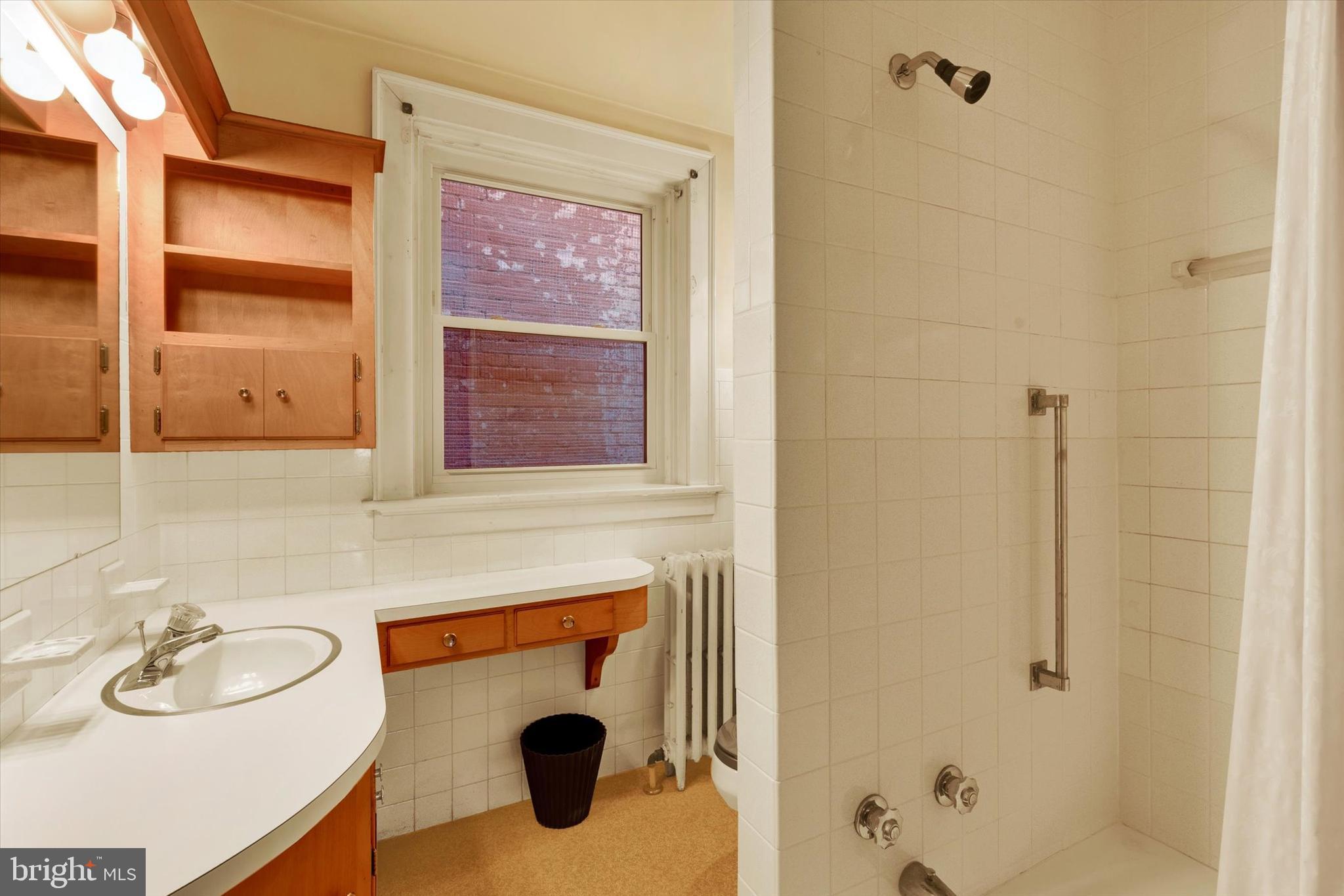 42 Market Square Manheim, PA 17545 - Photo 25 of 39 2nd Floor Bathroom