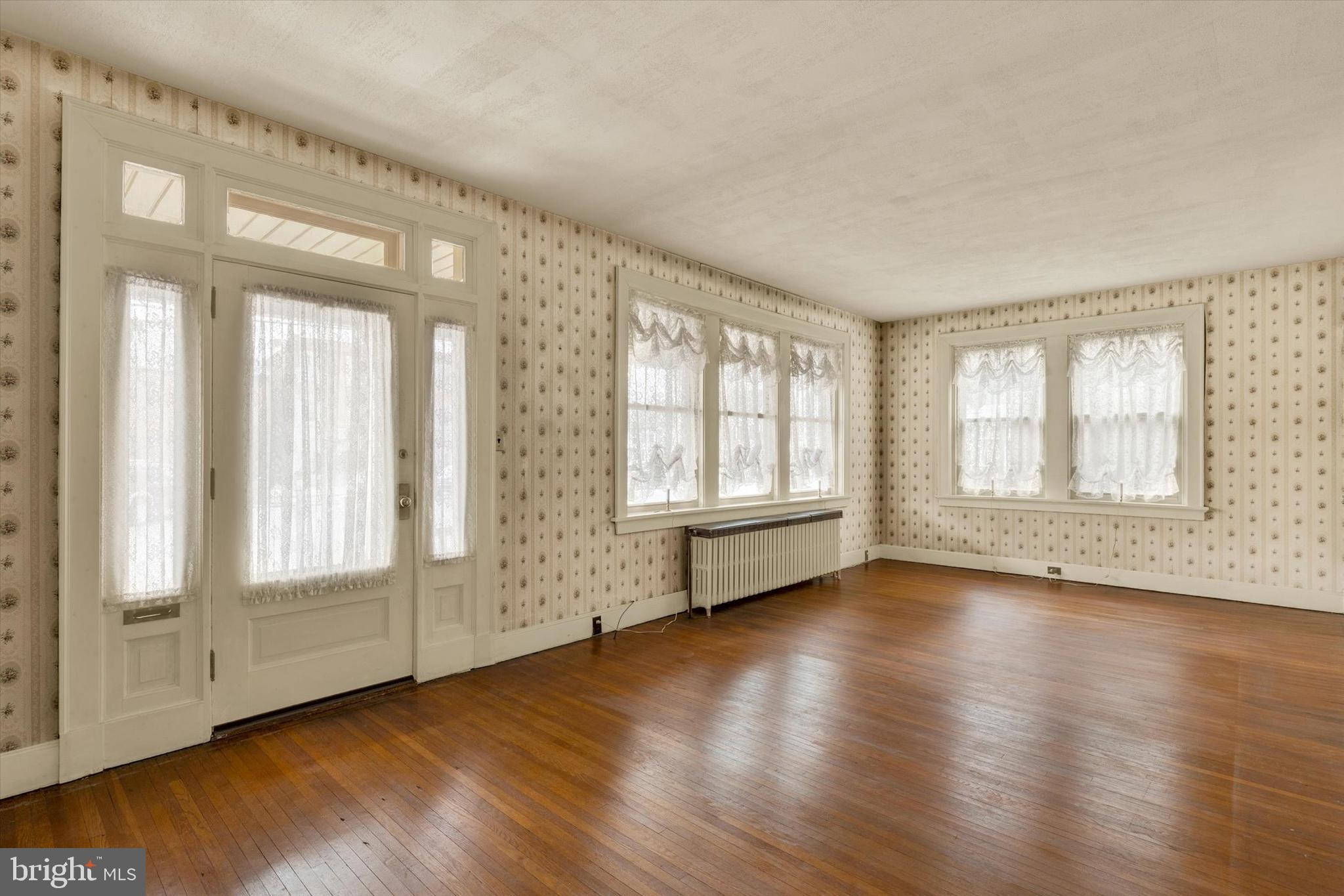 42 Market Square Manheim, PA 17545 - Photo 7 of 39 1st Floor Living Room