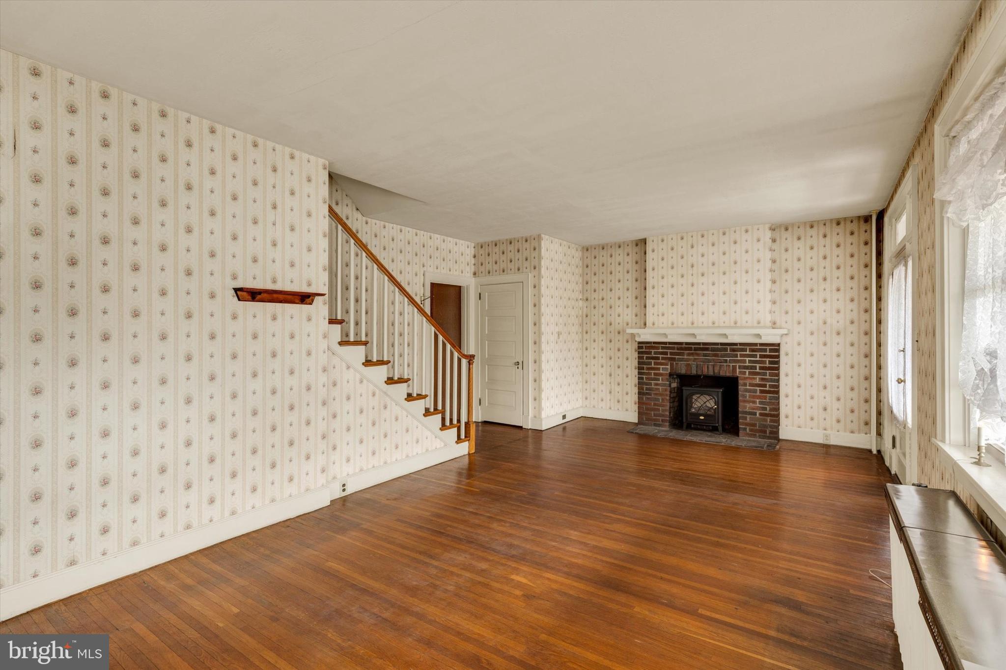 42 Market Square Manheim, PA 17545 - Photo 8 of 39 1st Floor Living Room