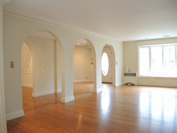 50 Chiltern Road Weston, MA 02493 - Photo 3 of 28 Gallery Image 3