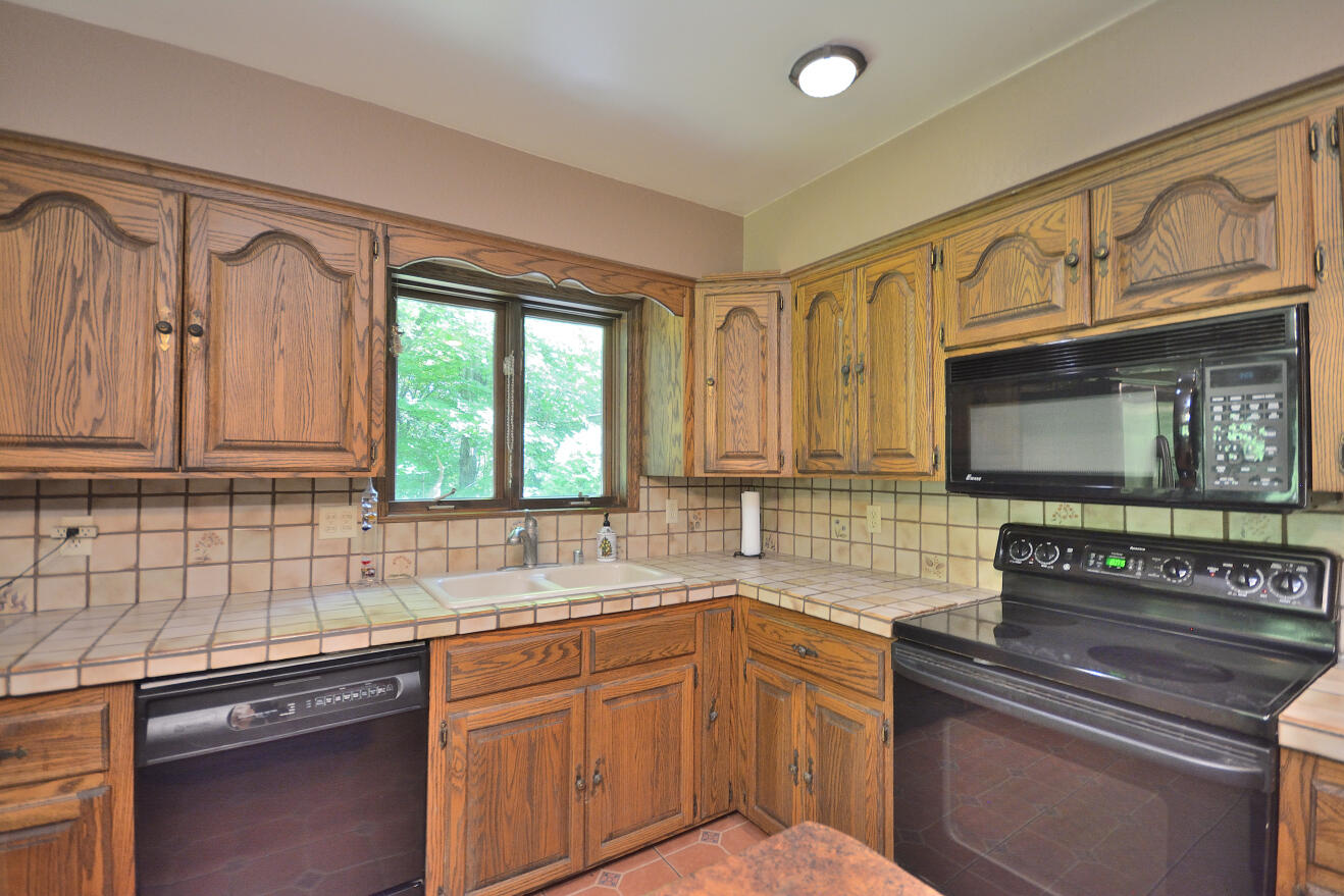 3076 Red Fox Circle Richfield, WI 53017 - Photo 11 of 71 KITCHEN