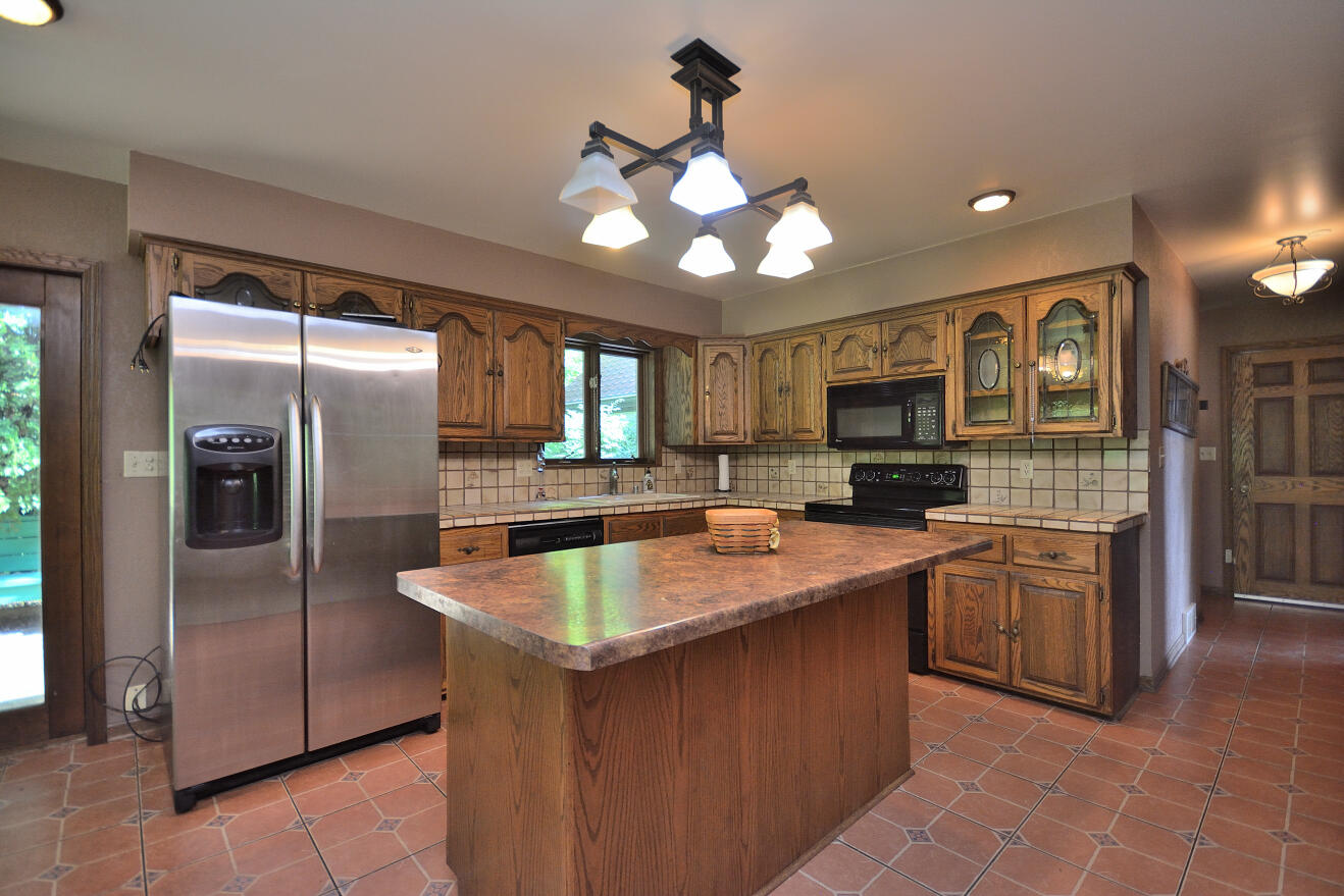 3076 Red Fox Circle Richfield, WI 53017 - Photo 12 of 71 KITCHEN