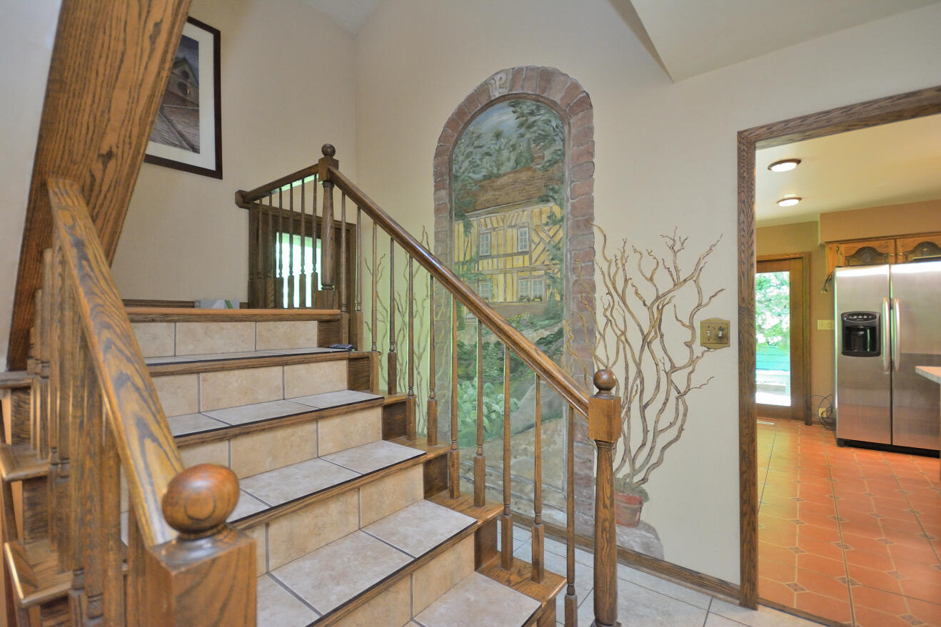 3076 Red Fox Circle Richfield, WI 53017 - Photo 21 of 71 STAIRCASE