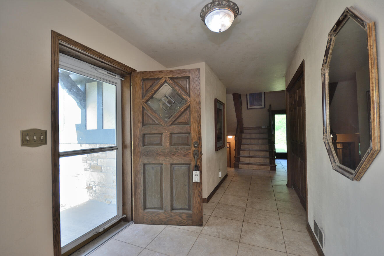 3076 Red Fox Circle Richfield, WI 53017 - Photo 3 of 71 FOYER