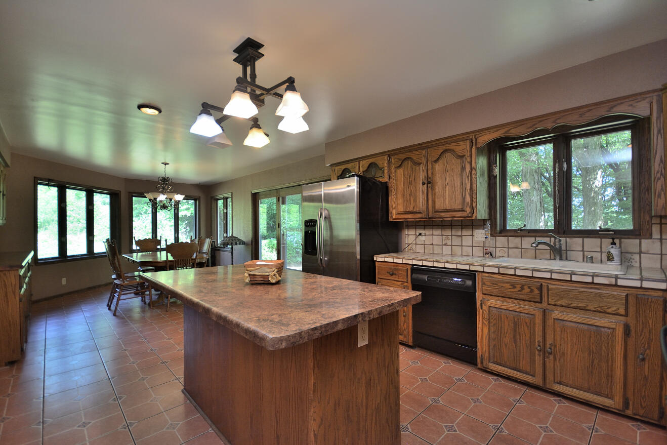 3076 Red Fox Circle Richfield, WI 53017 - Photo 9 of 71 KITCHEN