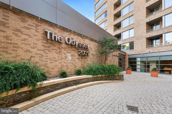 $2,500 | 2001 15th Street North, Unit 621, Arlington, VA 22201