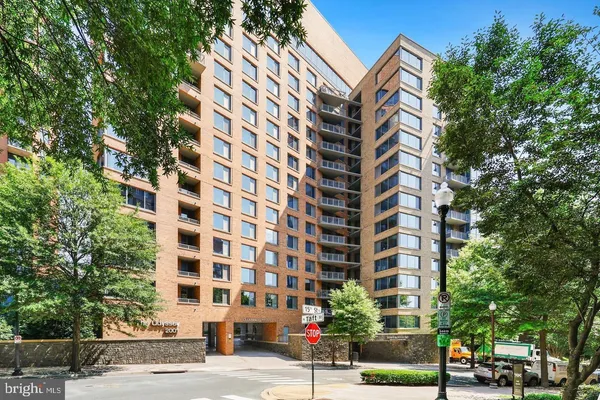 $2,500 | 2001 15th Street North, Unit 621, Arlington, VA 22201