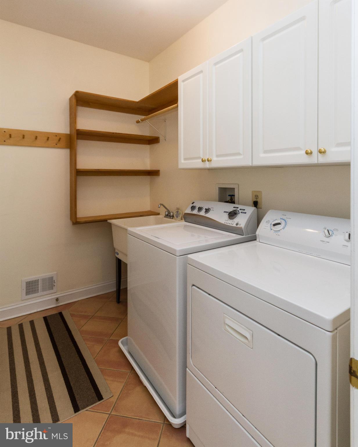 1901 Manor Grove Road Annapolis, MD 21401 - Photo 17 of 30 Laundry room/mud room