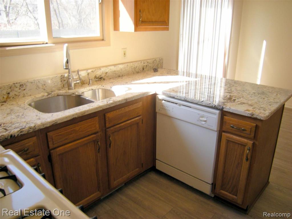 9415 Newburgh Road Livonia, MI 48150 - Photo 13 of 38
