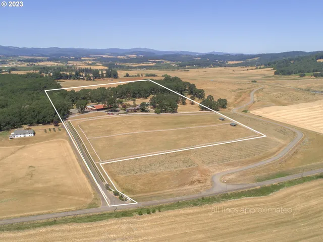 a view of a tennis court