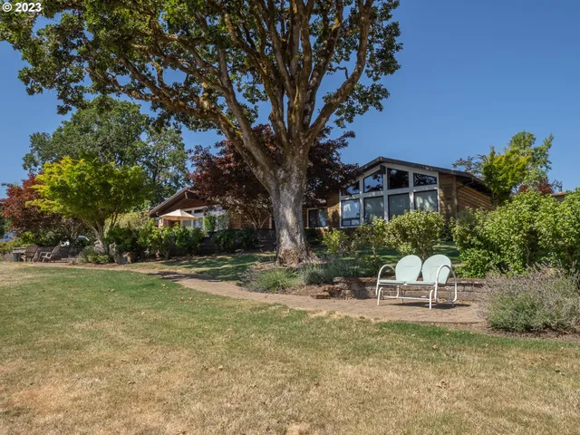 a view of a backyard