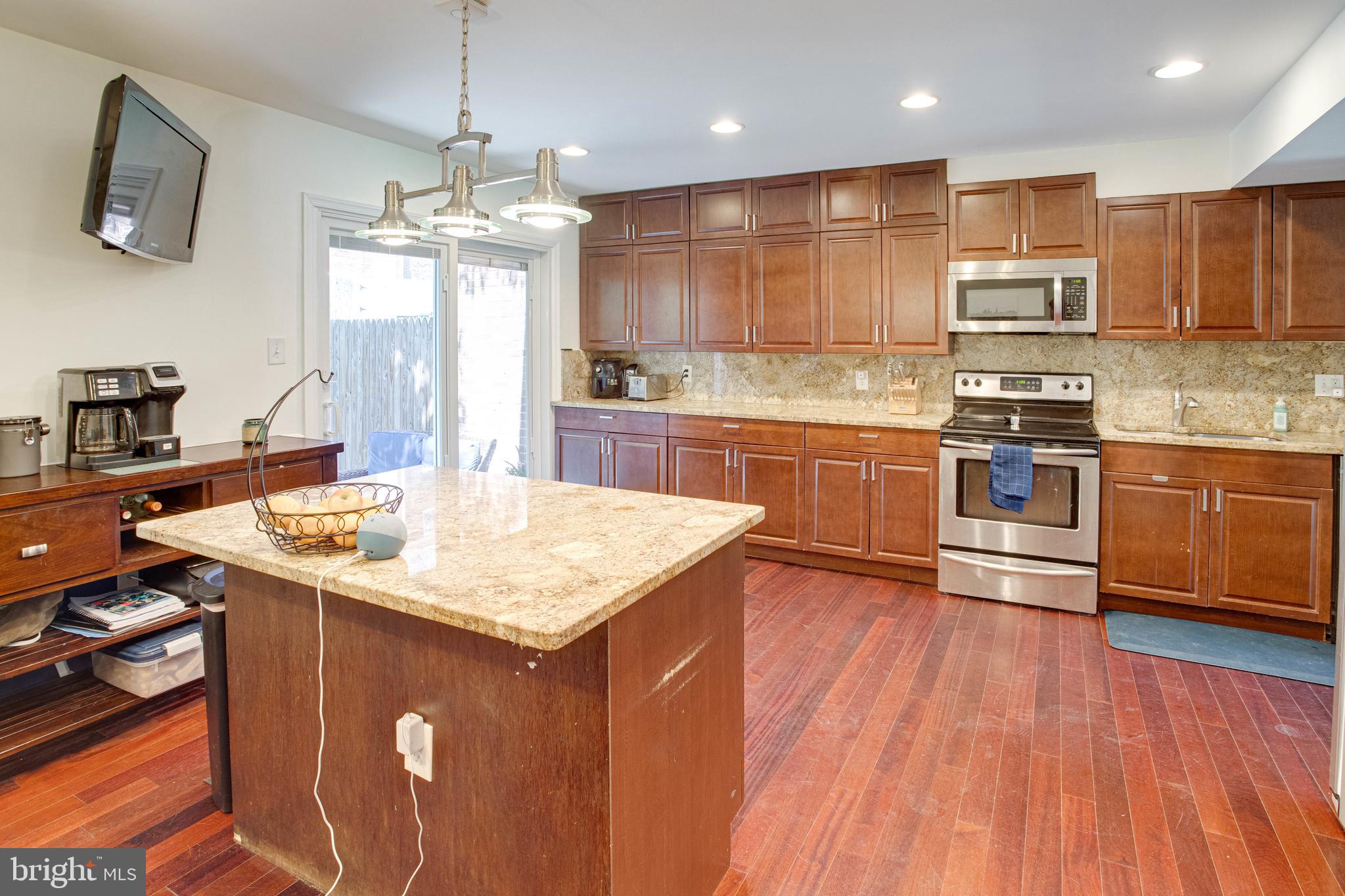 6878 Brian Michael Court Springfield, VA 22153 - Photo 10 of 58
