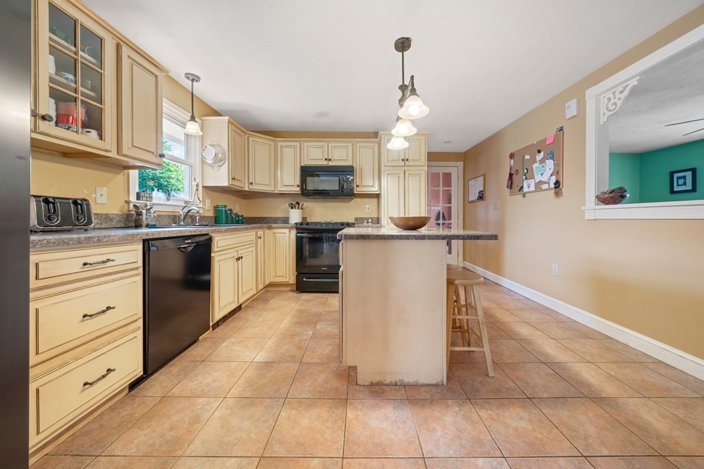 20 Birmingham Road Worcester, MA 01606 - Photo 4 of 22 Gallery Image 4