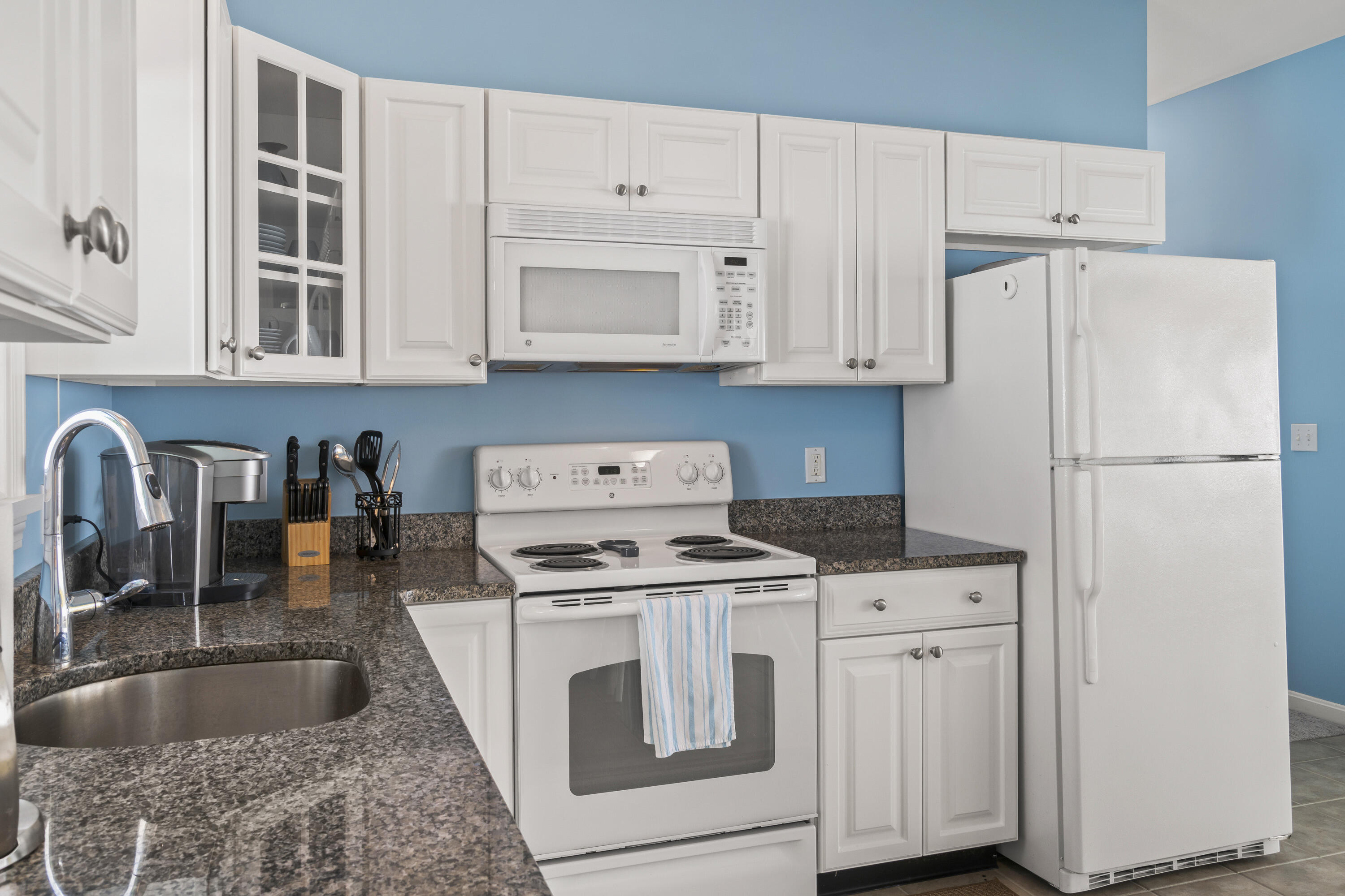 454 Post Road, Unit 141 Wells, ME 04090 - Photo 22 of 47 Granite & Tile kitchen