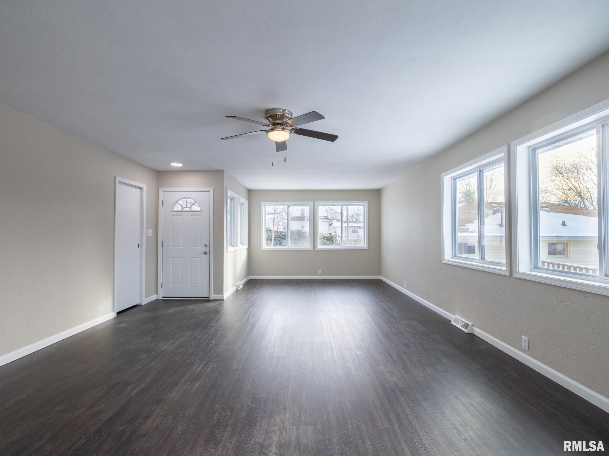 477 West Maple Street Canton, IL 61520 - Photo 2 of 17