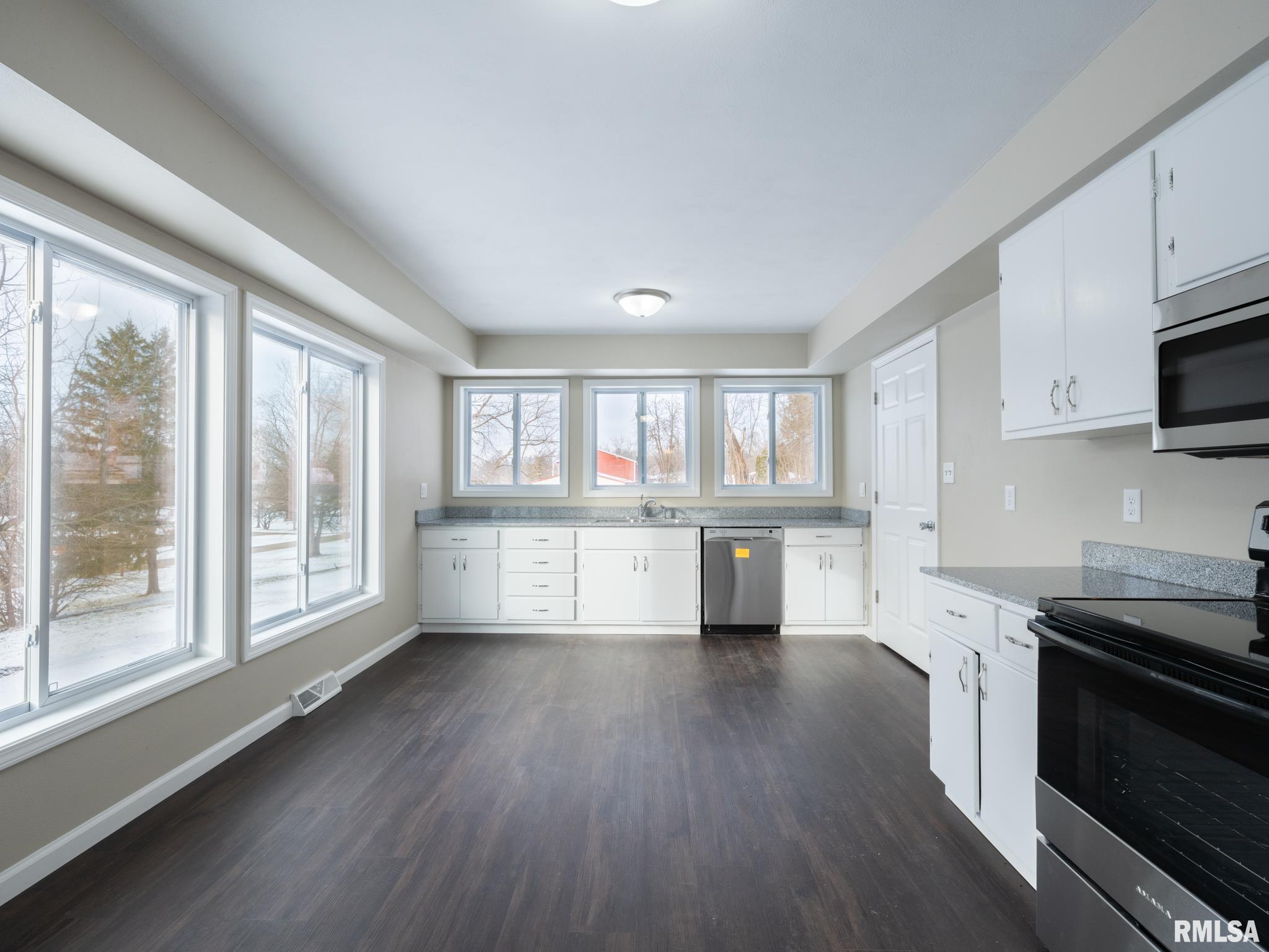 477 West Maple Street Canton, IL 61520 - Photo 5 of 17