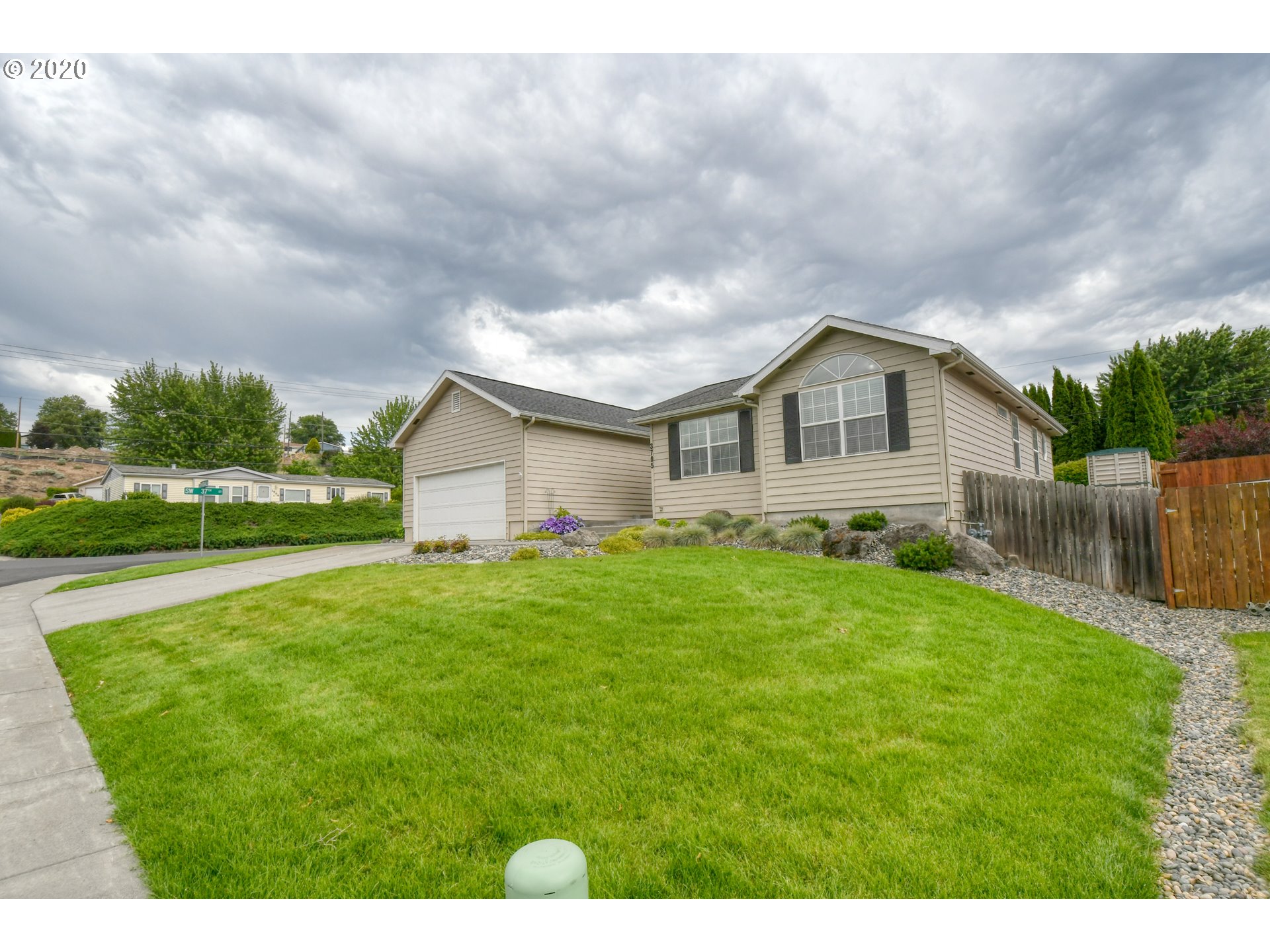 3705 Southwest Marshall Place Pendleton, OR 97801 - Photo 2 of 32