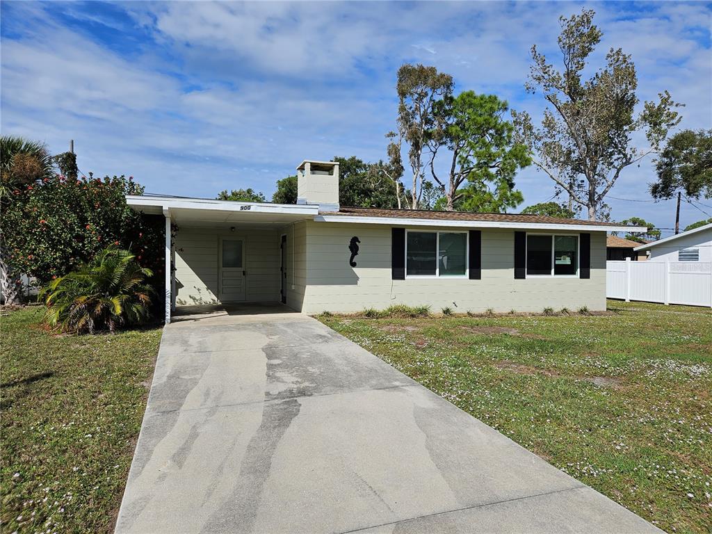 900 Nantucket Road Venice, FL 34293 - Photo 1 of 23 a front view of a house with garden