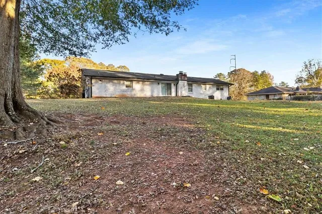 a view of a house with a yard