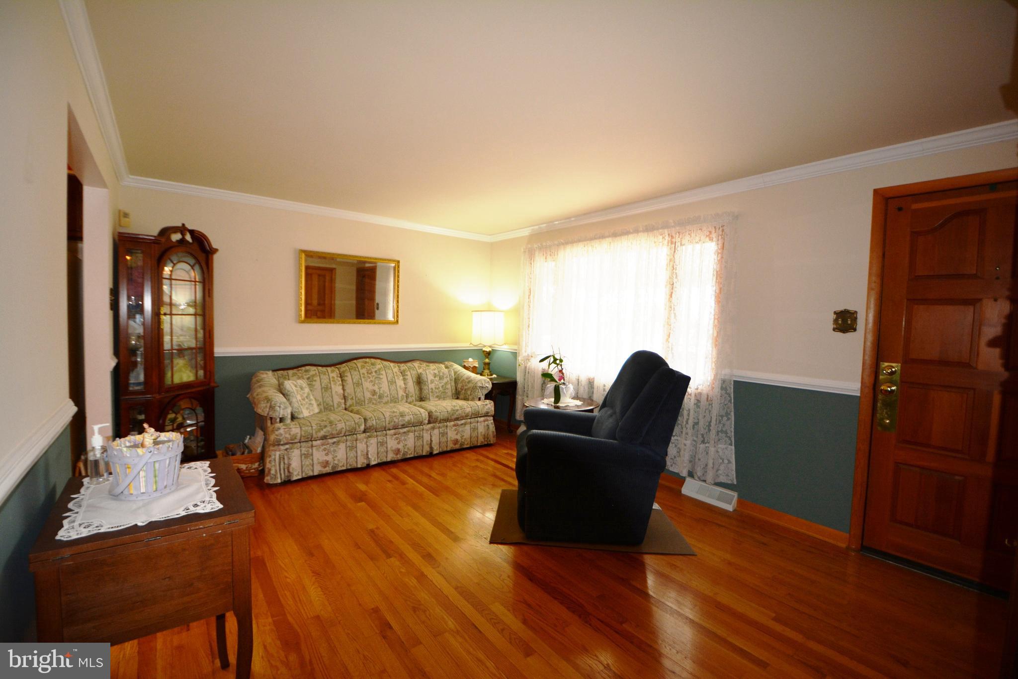 312 Holy Cross Road Baltimore, MD 21225 - Photo 25 of 68 Living room