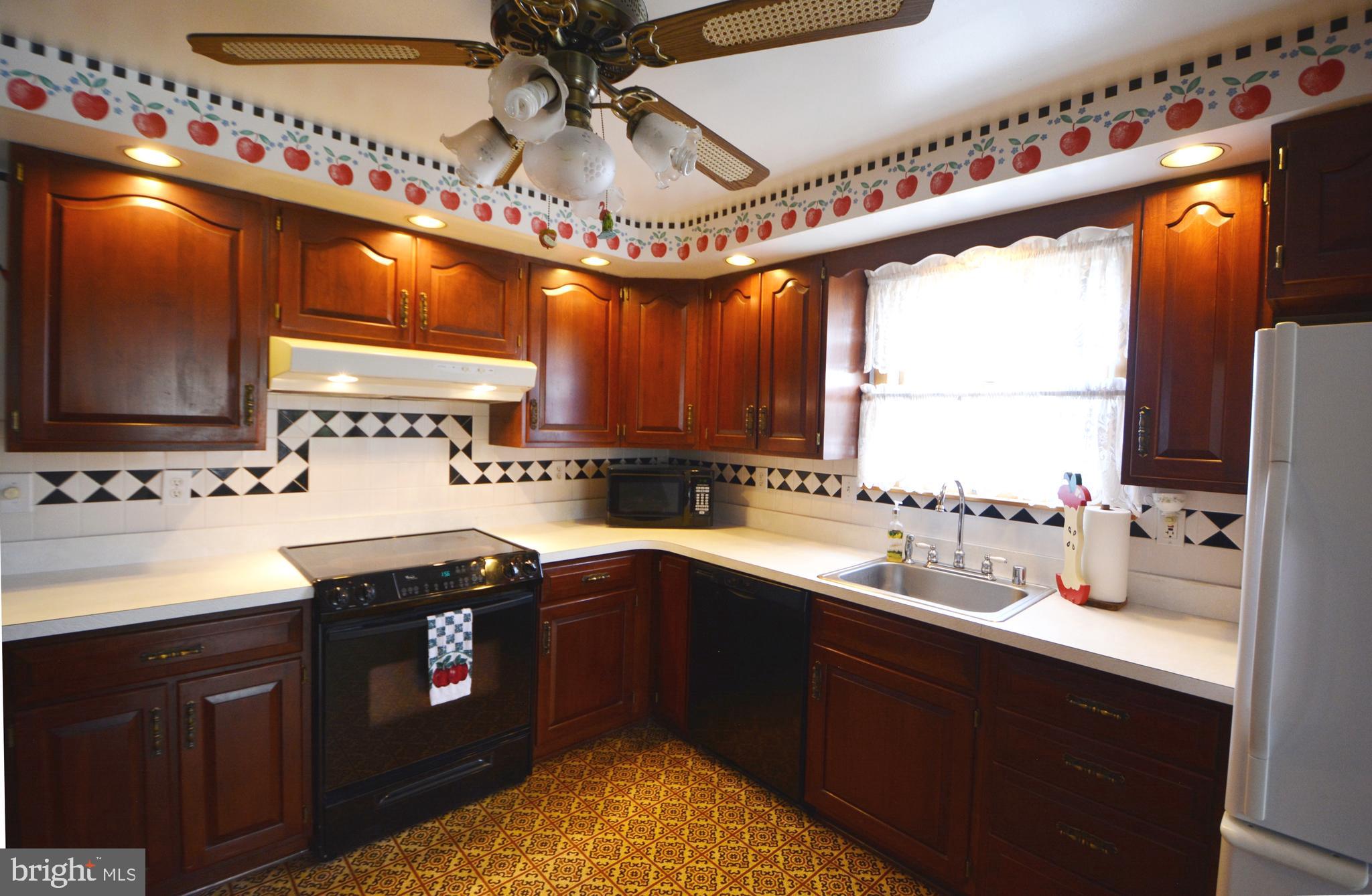 312 Holy Cross Road Baltimore, MD 21225 - Photo 4 of 68 Custom Cherry Stewart kitchen w/ tile backsplash