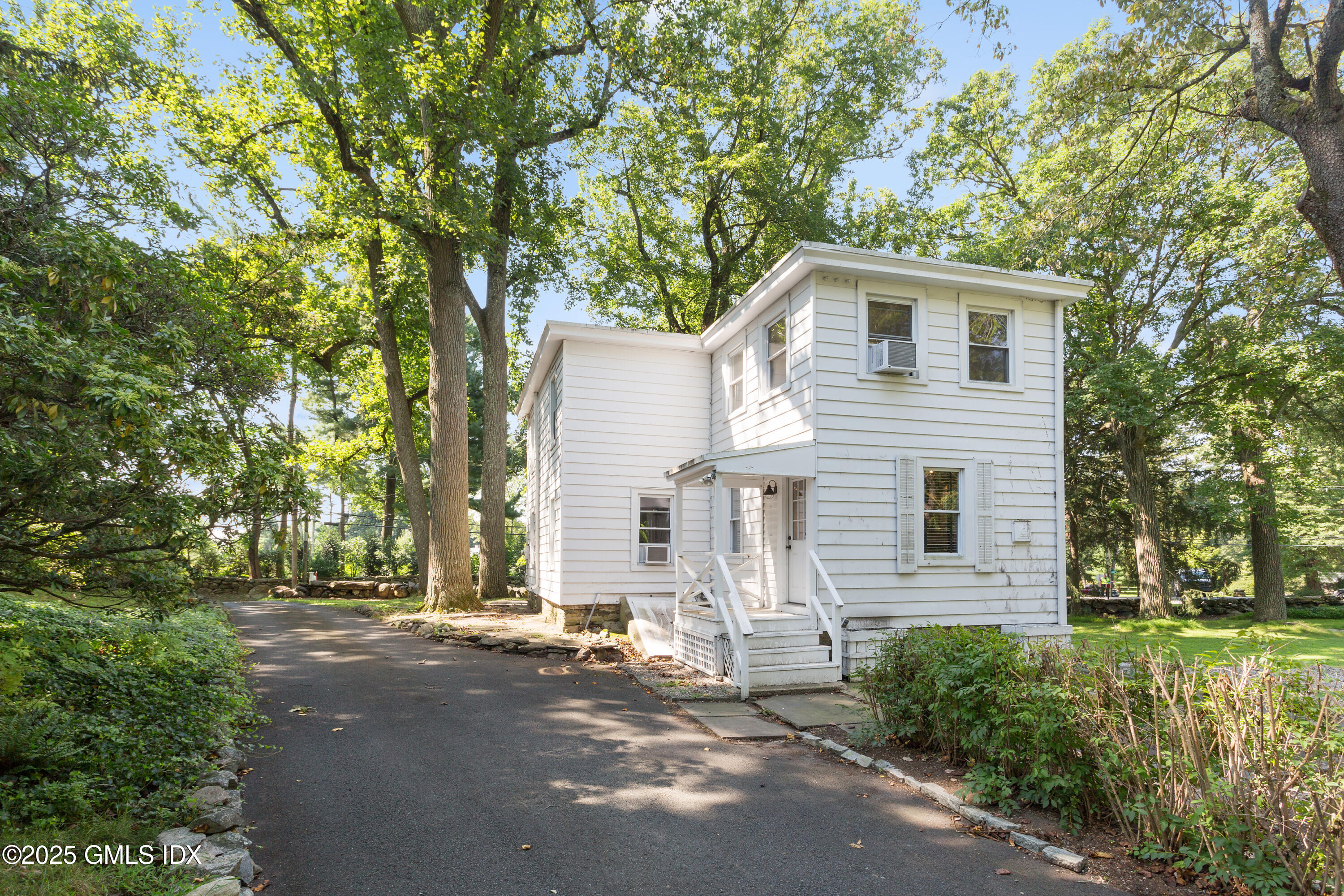 33 Parsonage Road Greenwich, CT 06830 - Photo 3 of 13 33 Parsonage Rd Greenwich, CT-8