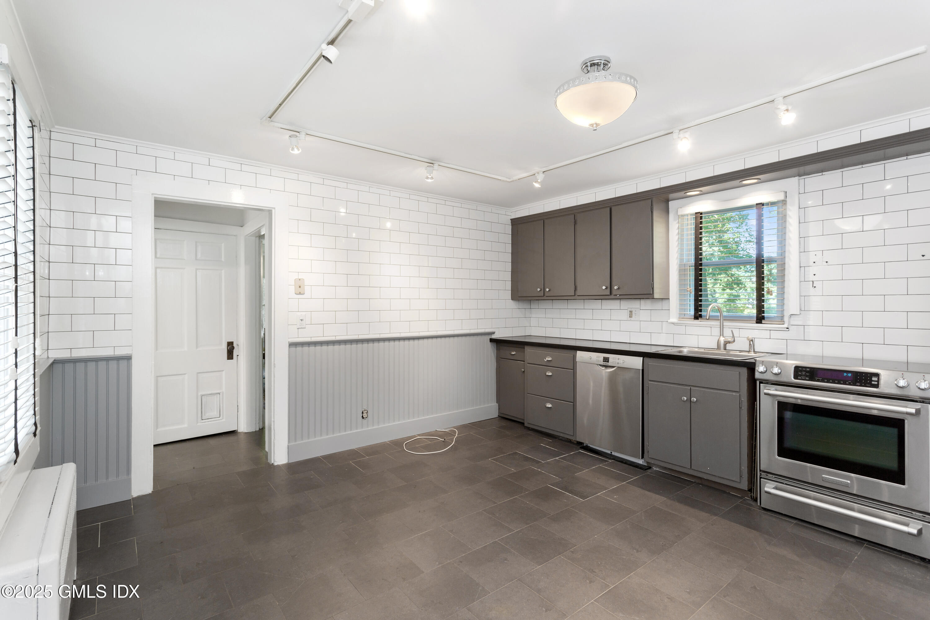 33 Parsonage Road Greenwich, CT 06830 - Photo 10 of 13 33 Parsonage Rd Greenwich, CT-7