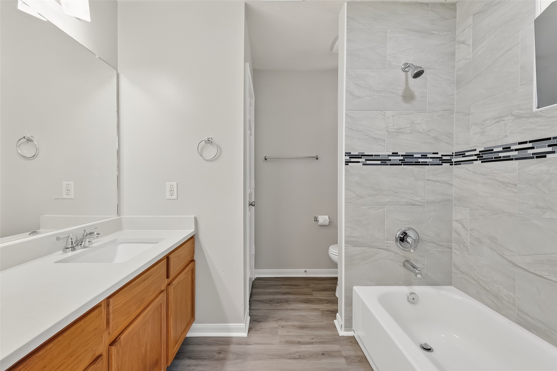 11735 Alief Clodine Road, Unit 36 Houston, TX 77072 - Photo 23 of 27 a bathroom with a bathtub and a sink