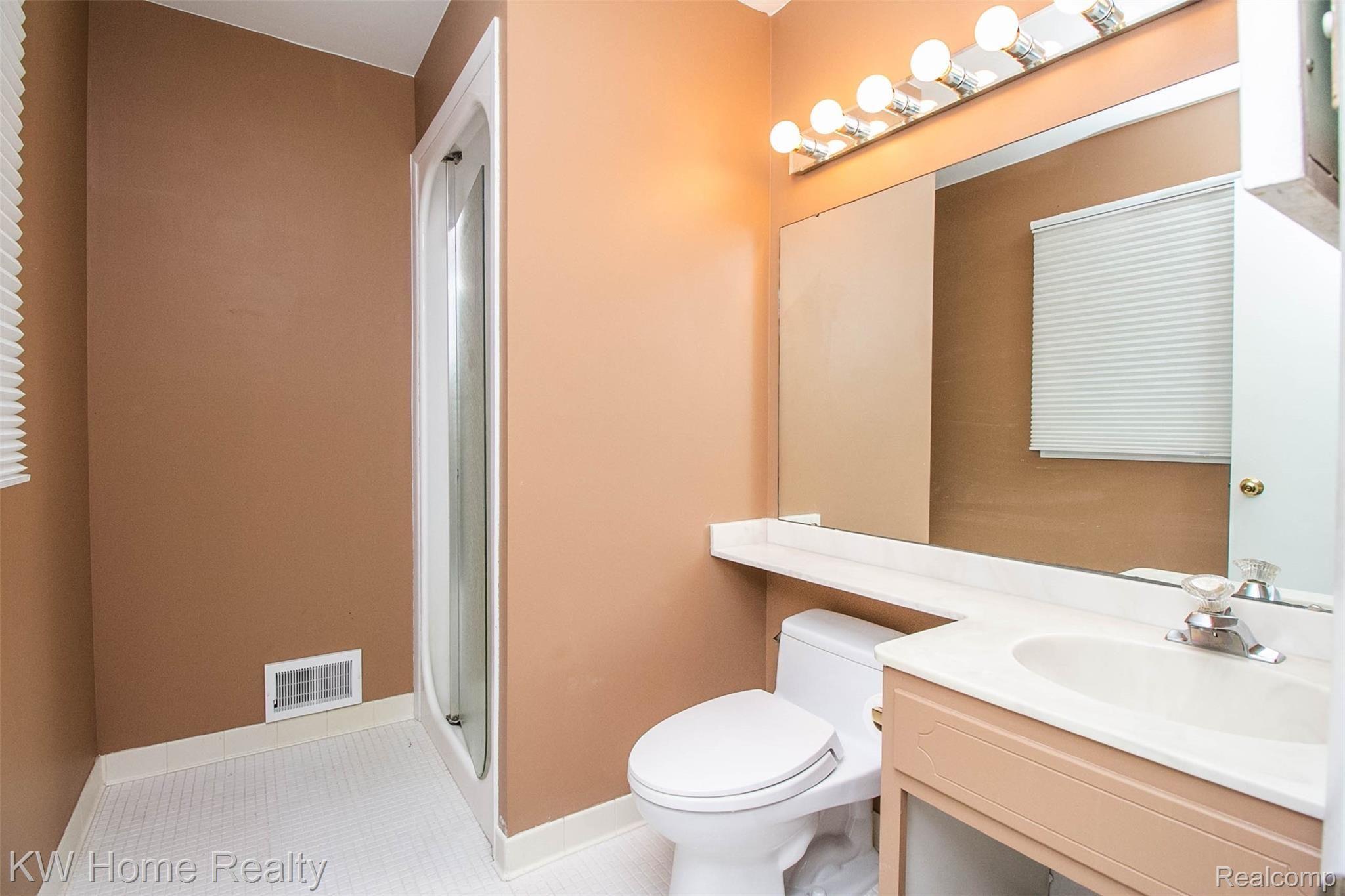3930 Covert Road Waterford, MI 48328 - Photo 21 of 49 19.jpg