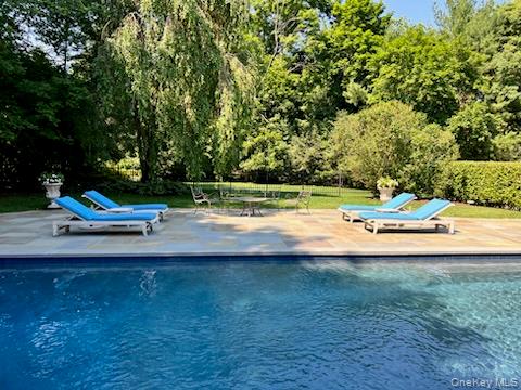 30 Underhill Road Locust Valley, NY 11560 - Photo 27 of 32 a view of a swimming pool with a yard