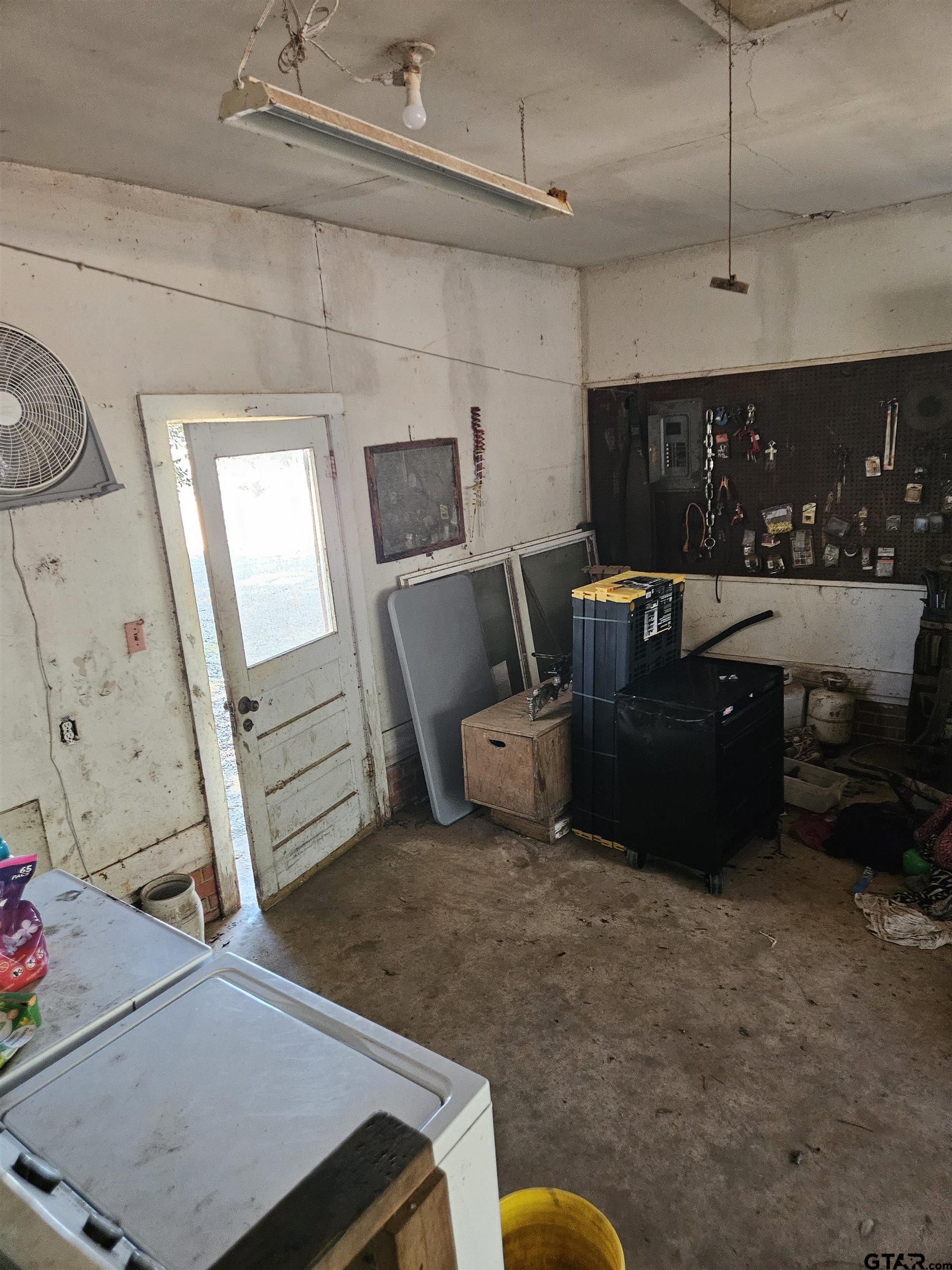 5542 Farm To Market Road 752 Rusk, TX 75785 - Photo 17 of 41 a living room with furniture