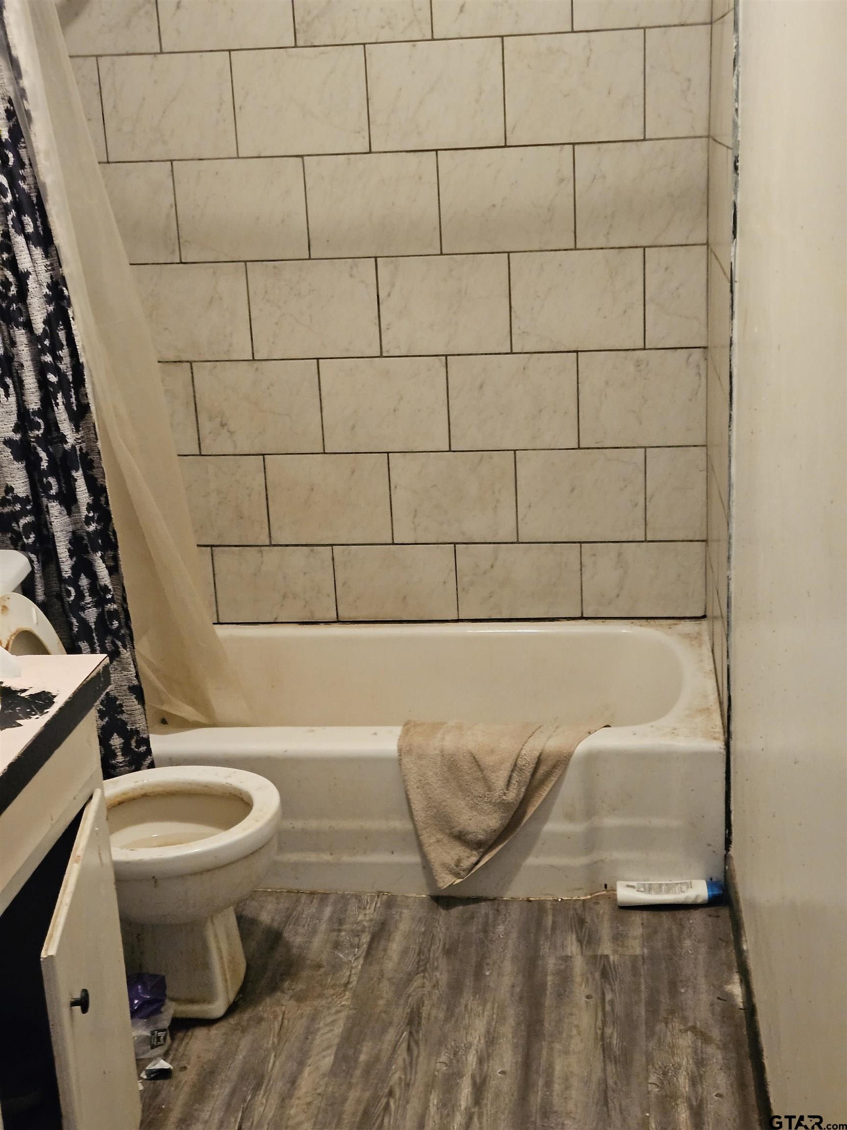 5542 Farm To Market Road 752 Rusk, TX 75785 - Photo 6 of 41 a bathroom with a toilet and a bathtub