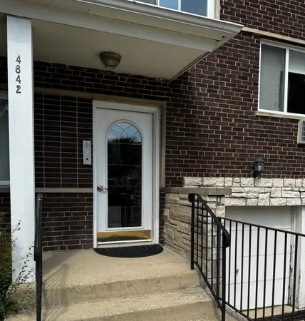 $2,000 | 4842 Conrad Street, Unit 2, Skokie, IL 60077