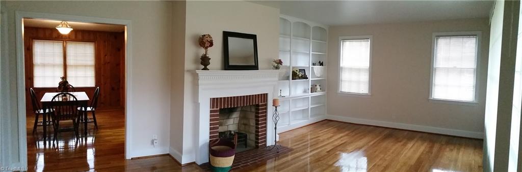 Nice flow from the living room to dining room