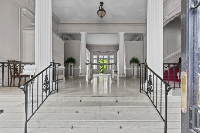 $3,100 | 553 Bellevue Avenue, Unit 14, Newport, RI 02840