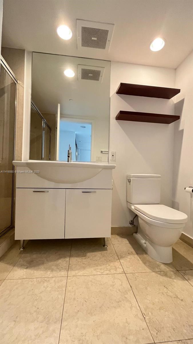 475 Brickell Avenue, Unit 4613 Miami, FL 33131 - Photo 13 of 30 a bathroom with a toilet and a bathtub