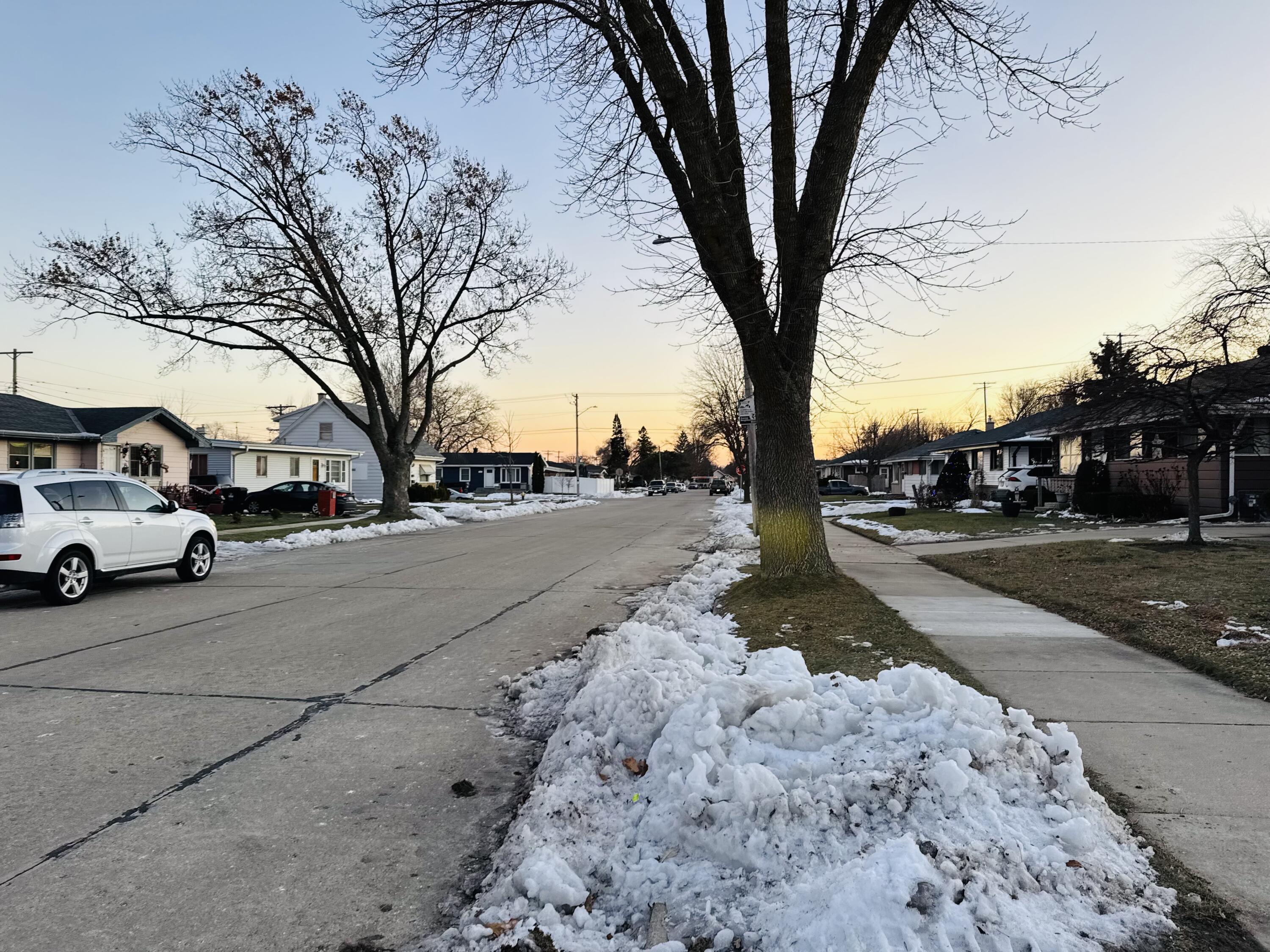 2524 Loraine Avenue Racine, WI 53404 - Photo 4 of 17 IMG_2825