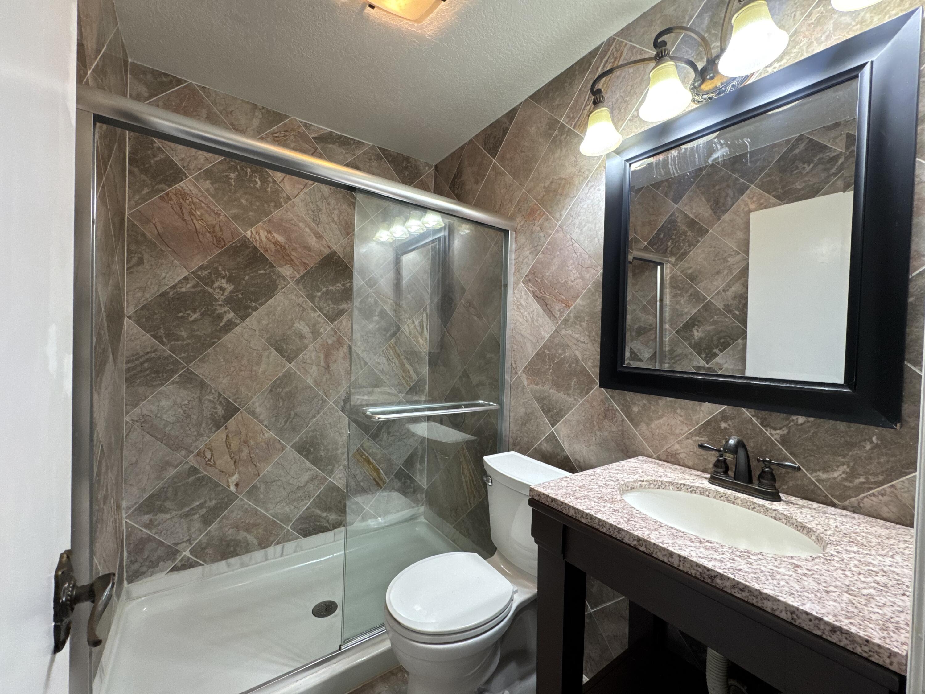 2524 Loraine Avenue Racine, WI 53404 - Photo 8 of 17 IMG_2805