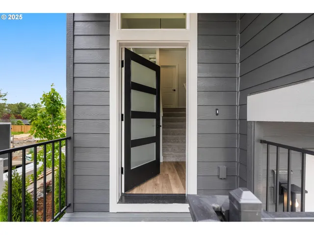 a view of entryway with a outdoor space