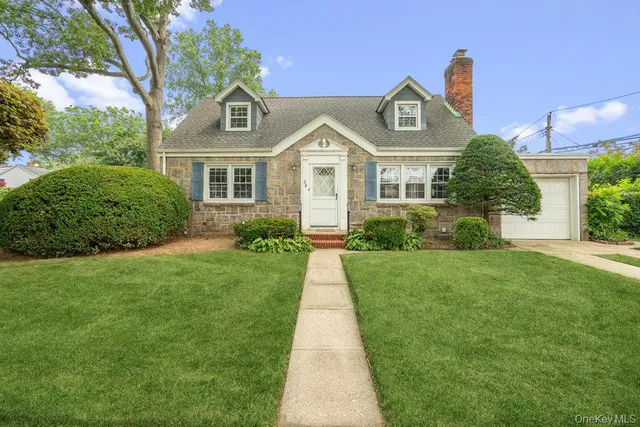 $949,990 | 28 Redwood Road, New Hyde Park, NY 11040