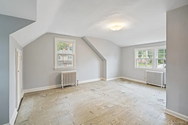 $949,990 | 28 Redwood Road, New Hyde Park, NY 11040