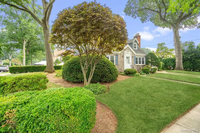 $949,990 | 28 Redwood Road, New Hyde Park, NY 11040