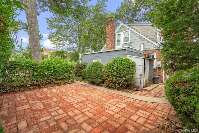 $949,990 | 28 Redwood Road, New Hyde Park, NY 11040