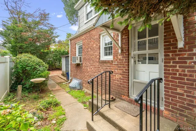 $949,990 | 28 Redwood Road, New Hyde Park, NY 11040